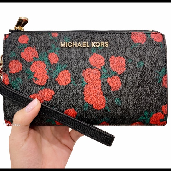 Michael Kors Handbags - Gaby’sBags👜👛-NWT Michael Kors Wristlet 🌸